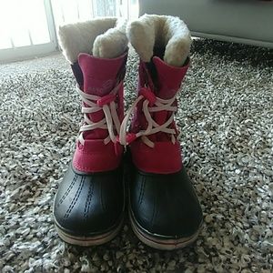 Kid size 1 snow boots